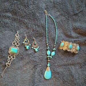 Source Unknown Turquoise Tone Style and Silver Tine Necklace Set Fashion Only